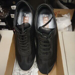 Black laced walking sneakers leather.